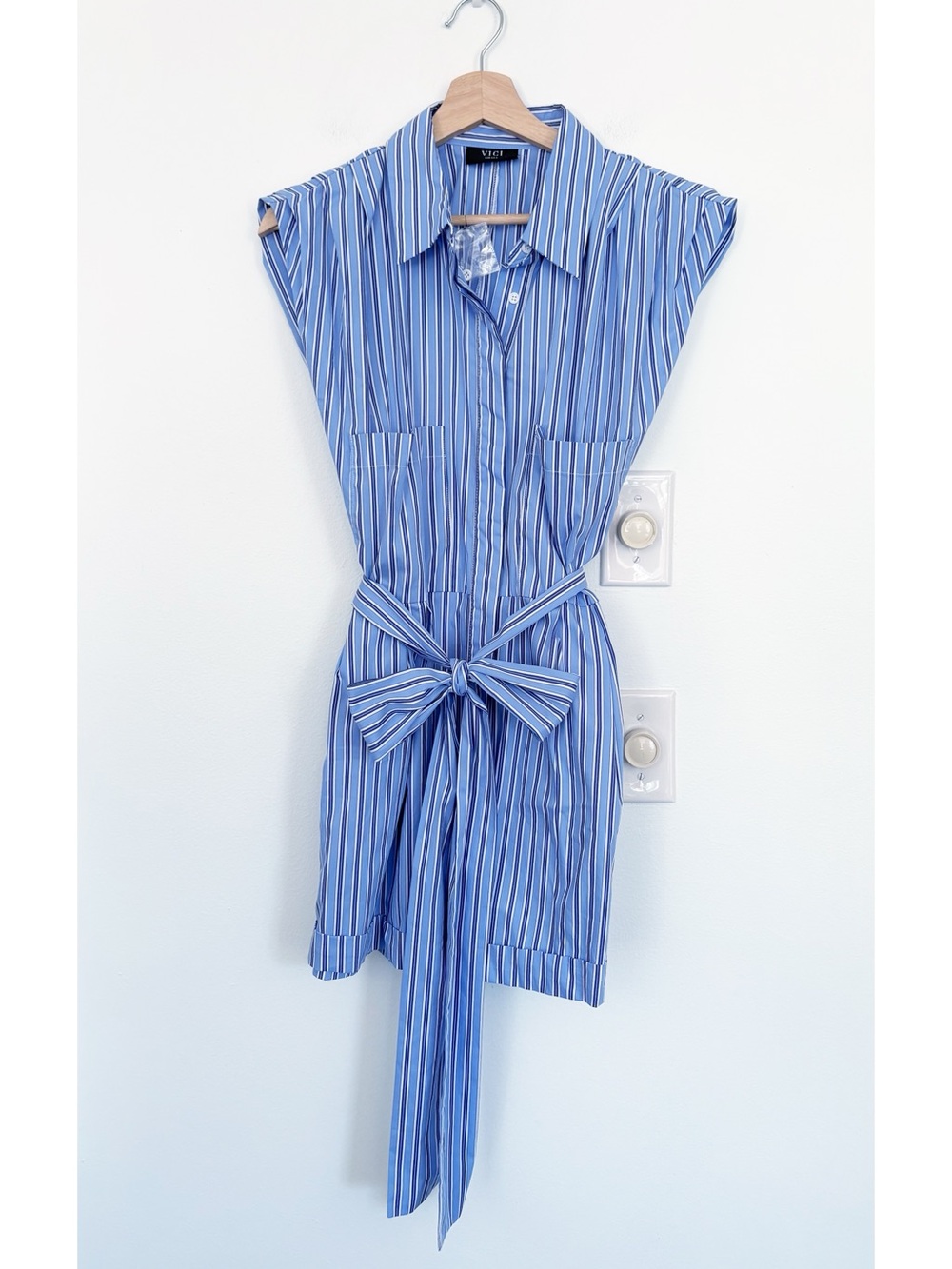 VICI || Adeline Pinstripe Tie Waist Romper Belted Poplin Striped Blue S NWOT - Picture 2 of 11
